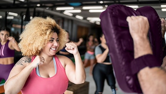 Woman boxing to stay fit